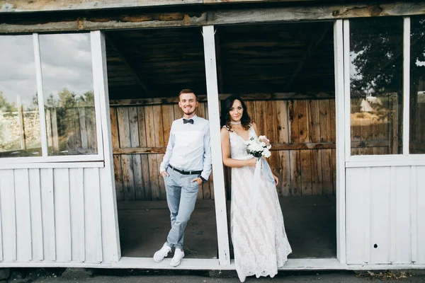 Bonito Jovem Casal Posando Por Casa Velha — Fotografia de Stock