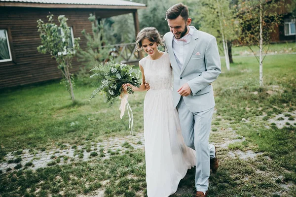 Mutlu çift yeni evliler. 