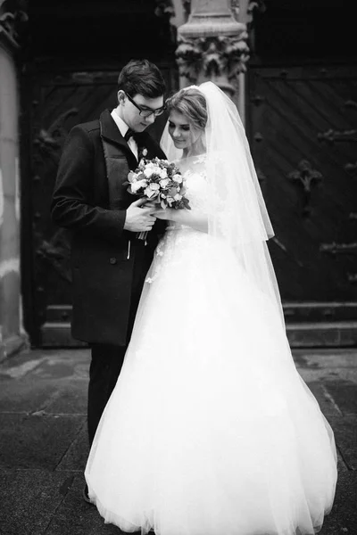 Jovem Feliz Belo Casal Por Catedral — Fotografia de Stock