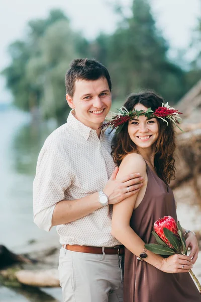 Göl mutlu güzel genç çift