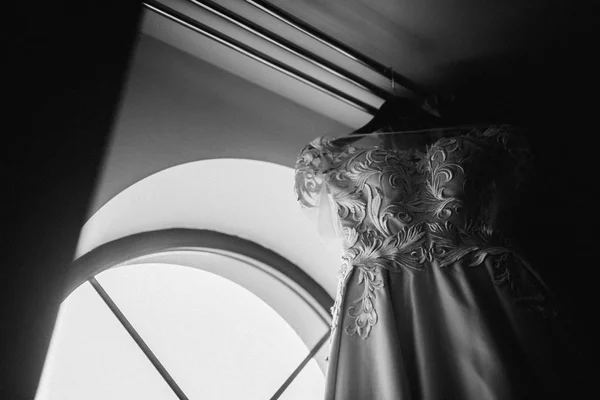 朝ぶら下がりの白いウェディングドレス — ストック写真