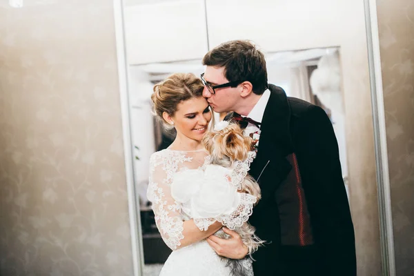 Feliz Jovem Casal Bonito Com Cão Beijando — Fotografia de Stock