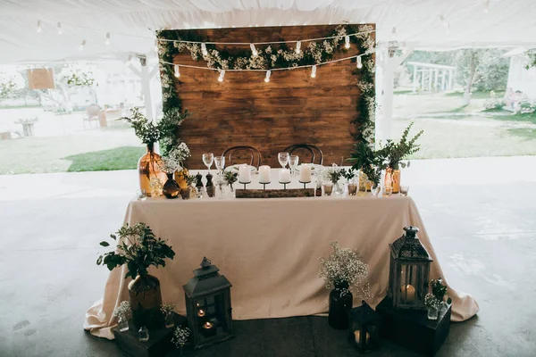 Masanın güzel düğün günü dekorasyonu