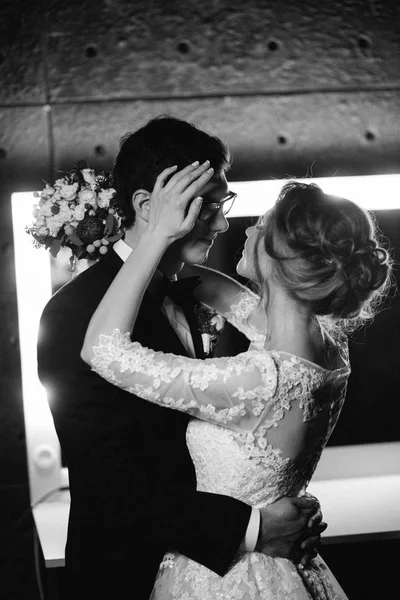 mutlu genç güzel çift kucaklayan 