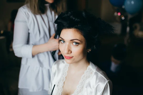 Pengantin Muda Yang Cantik Mendapatkan Gaya Rambutnya Dilakukan — Stok Foto