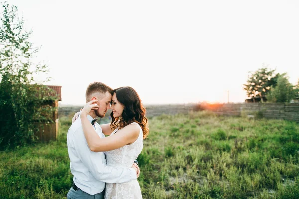 güzel genç bir çift açık havada poz