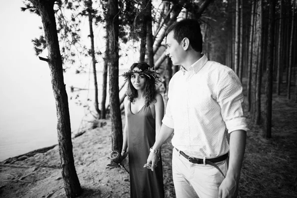 Jovem Casal Bonito Feliz Pelo Lago — Fotografia de Stock