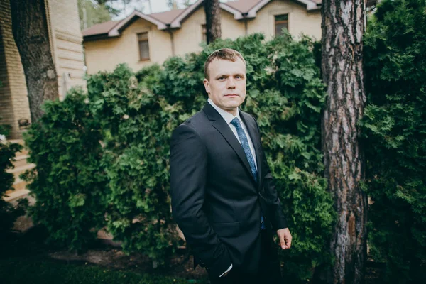 Genç yakışıklı adam açık havada poz