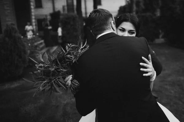 Belo Jovem Casal Recém Casados Abraçando — Fotografia de Stock