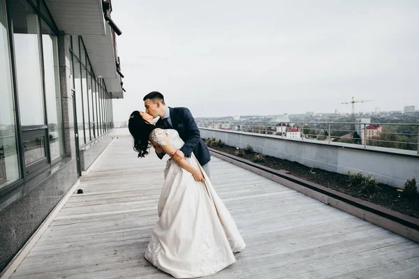 Belo Jovem Casal Recém Casados Telhado Beijando — Fotografia de Stock