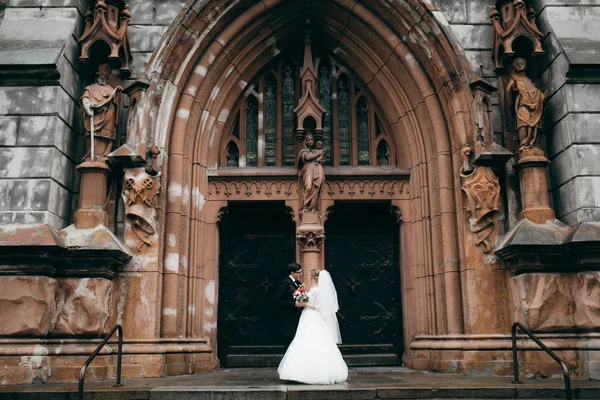 Katedral mutlu genç güzel çift 