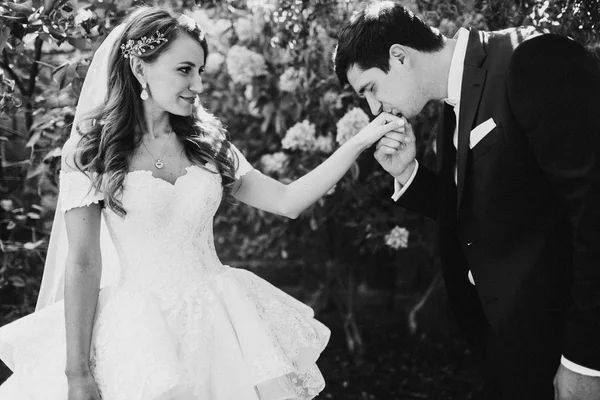 mutlu genç güzel düğün çifti. Damat öpüşme gelinin el