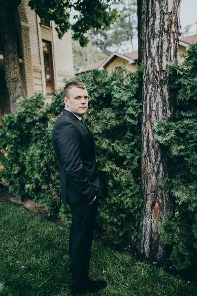 Genç yakışıklı adam açık havada poz