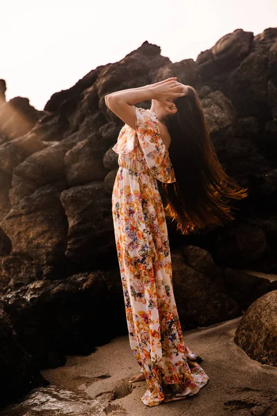 Sahilde poz genç güzel kadın