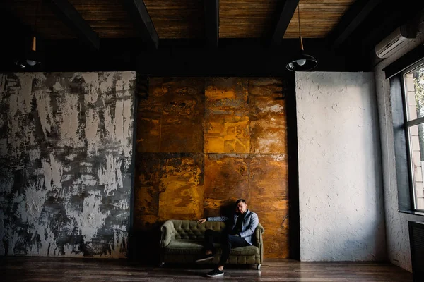 Antrenöre oturan genç yakışıklı adam