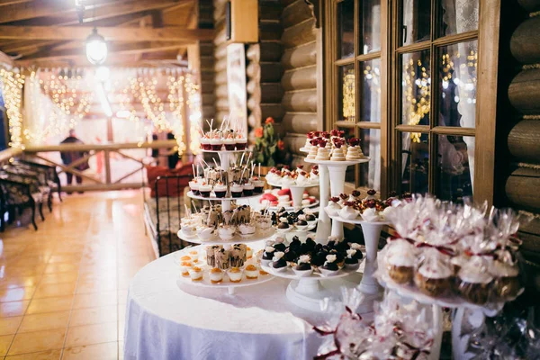 Çikolata paketiyle düğün farklı tatlılar