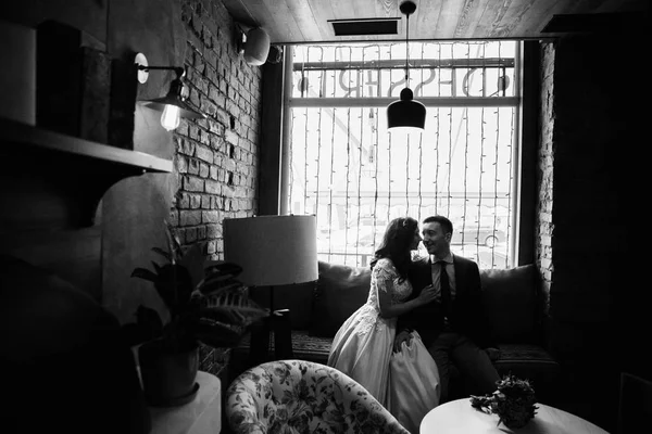 Mutlu, genç, güzel bir çift yeni evli.