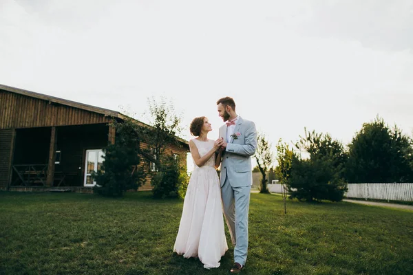 Lyckligt Par Unga Nygifta Trädgården — Stockfoto