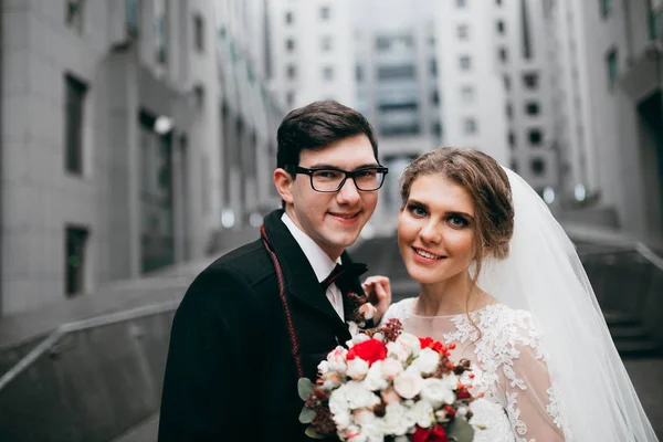 Feliz Joven Hermosa Pareja Ciudad —  Fotos de Stock