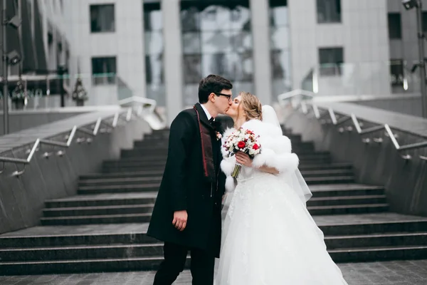 Felice Giovane Bella Coppia Baci — Foto Stock