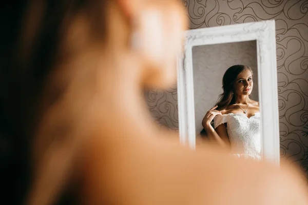 Jovem Noiva Bonita Com Vestido — Fotografia de Stock