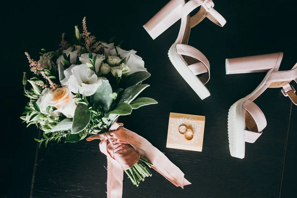 Matrimonio Tradizionale Luminoso Bel Bouquet Scarpe Anelli — Foto Stock