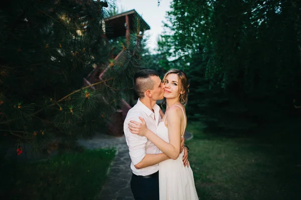 Feliz Casal Jovens Recém Casados Beijando — Fotografia de Stock