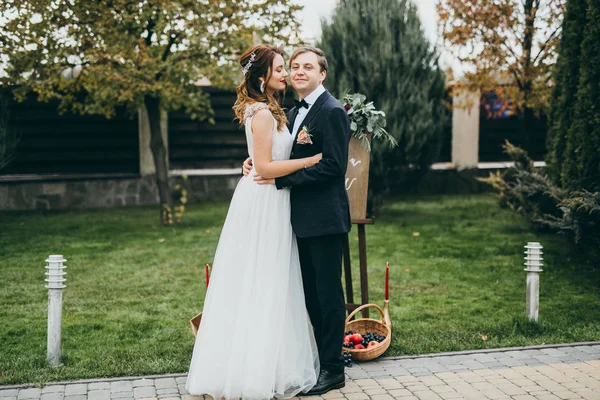 Belo Jovem Casal Recém Casados Livre — Fotografia de Stock