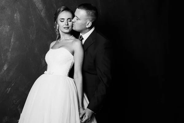 Pasangan Muda Yang Indah Berciuman Dalam Ruangan — Stok Foto