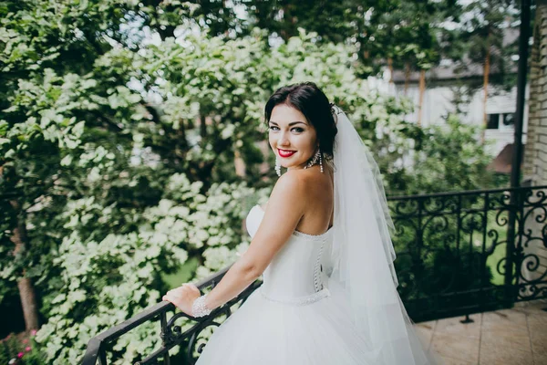 Heureux Jeune Belle Mariée Posant Sur Balcon — Photo