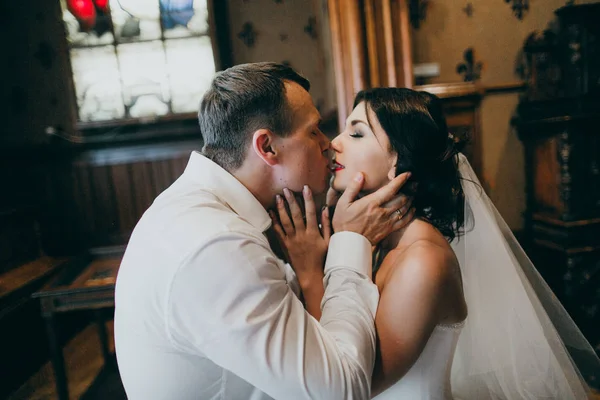 Gelukkig Jong Mooi Paar Van Pasgetrouwden Zoenen — Stockfoto