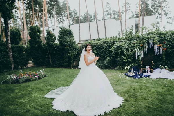 Feliz Joven Hermosa Novia Posando — Foto de Stock