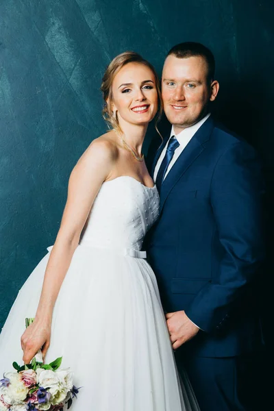 genç güzel çift kapalı poz