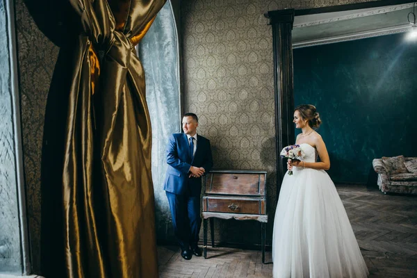 genç güzel çift kapalı poz