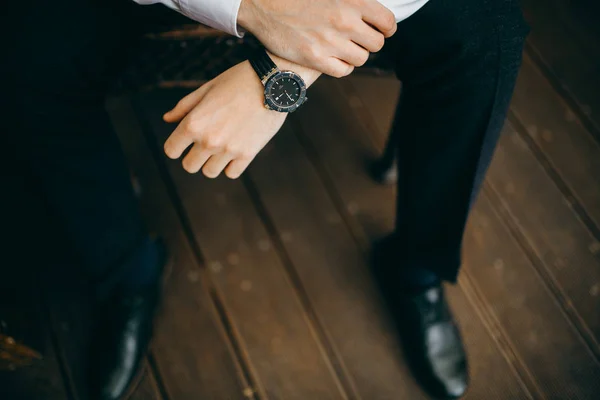 Joven Guapo Caucásico Hombre Sentado — Foto de Stock