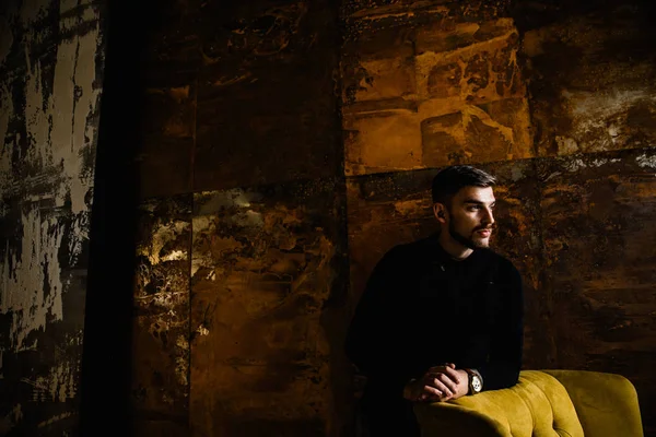 yakışıklı adam moda Studio'da poz