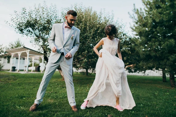 Lyckligt Par Unga Nygifta Dans — Stockfoto