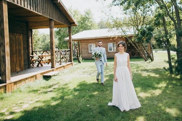 Yeni evli çiftimiz poz veriyor.