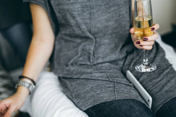  kadın holding kadeh şarap, yakın çekim