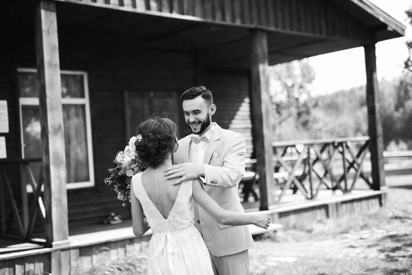 Casal Feliz Jovens Recém Casados Por Casa Madeira — Fotografia de Stock