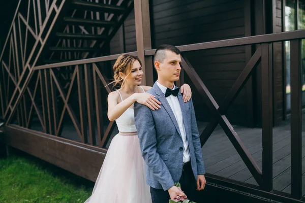 Feliz Pareja Jóvenes Recién Casados Posando —  Fotos de Stock