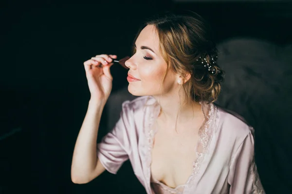 マスカラーを適用する繊細な若い美しい花嫁 — ストック写真