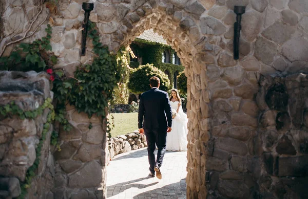 Glückliches Junges Schönes Hochzeitspaar — Stockfoto