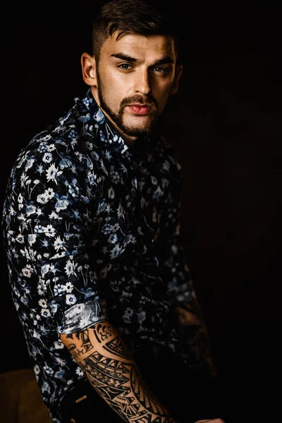 Stüdyoda poz veren genç yakışıklı adam.