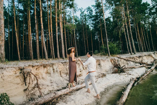 Jovem Casal Bonito Feliz Pelo Lago — Fotografia de Stock