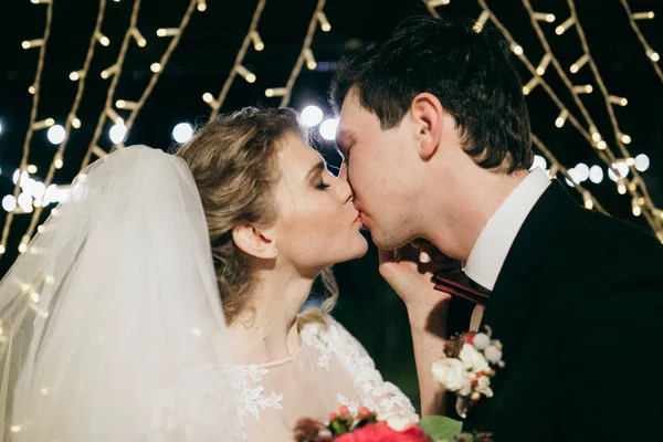 Jovens Felizes Belo Casal Beijando — Fotografia de Stock