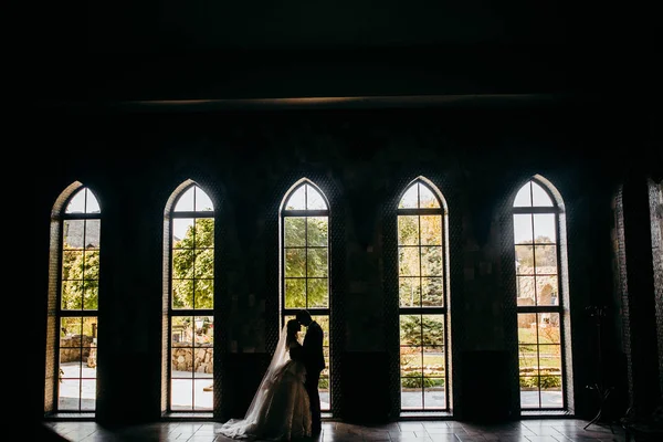 mutlu genç güzel düğün çifti 