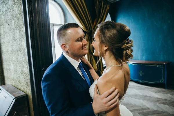 kapalı kucaklayan genç güzel Çift