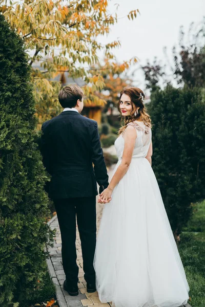 Beau Jeune Couple Jeunes Mariés Extérieur — Photo