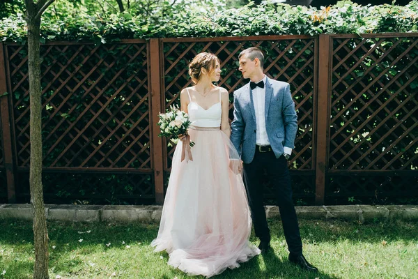 Yeni evli çiftimiz poz veriyor.